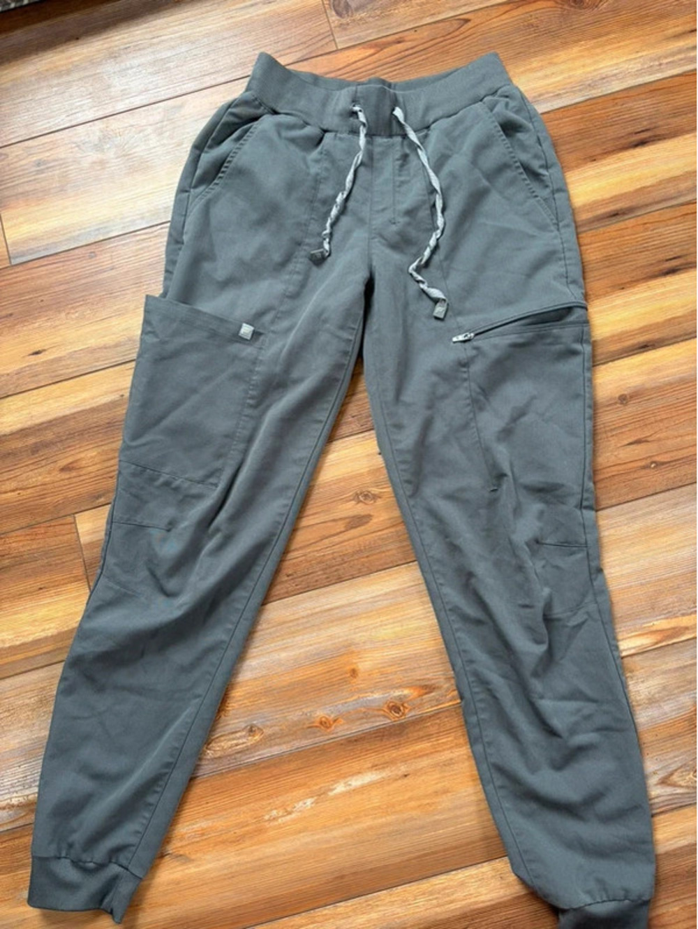 Fabletics grey scrub set joggers size XS - Picture 3 of 5